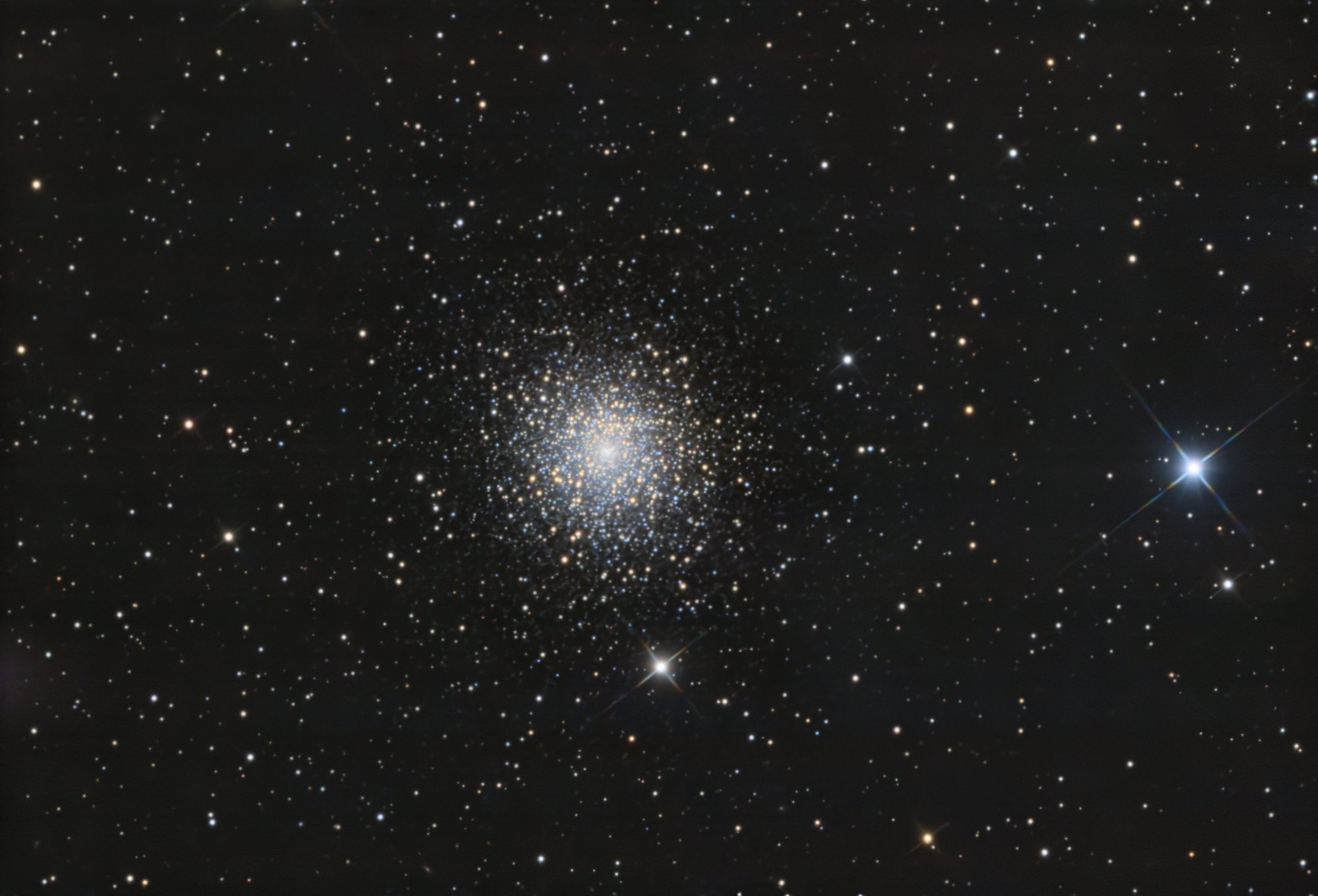 Der Kugelsternhaufen Messier 15 ist einer der dichtesten, die je entdeckt wurden, mit sehr heißen blauen Sternen und kühleren orangefarbenen Sternen, die sich in Richtung seines hellen Kerns konzentrieren. M 15 befindet sich im Sternbild Pegasus, 33600 Lichtjahre von der Erde entfernt.